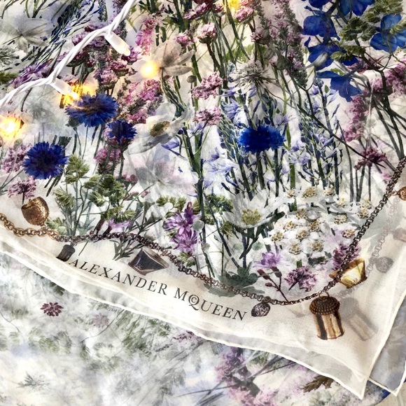Alexander McQueen β€οΈβ€οΈβ€οΈ Wild Meadow Silk Scarf - Picture 5 of 8